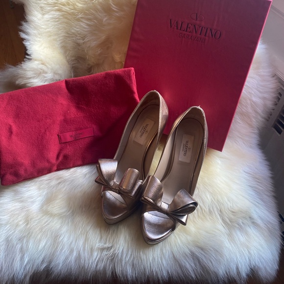 PRICE DROP‼️Rose Gold Valentino Garavani bow heels size 37 - Picture 2 of 8